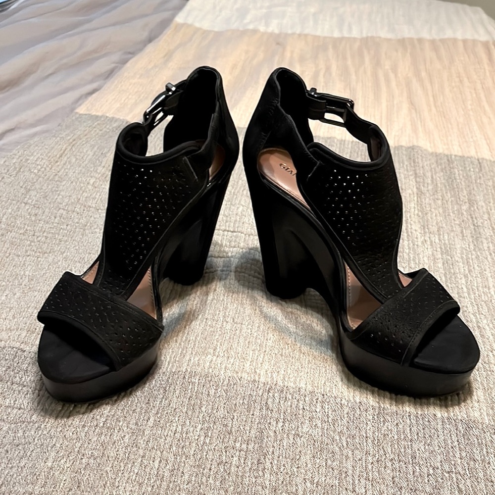 Black suede side buckle Gianni Bini brand 5in platform heels. NWOT!